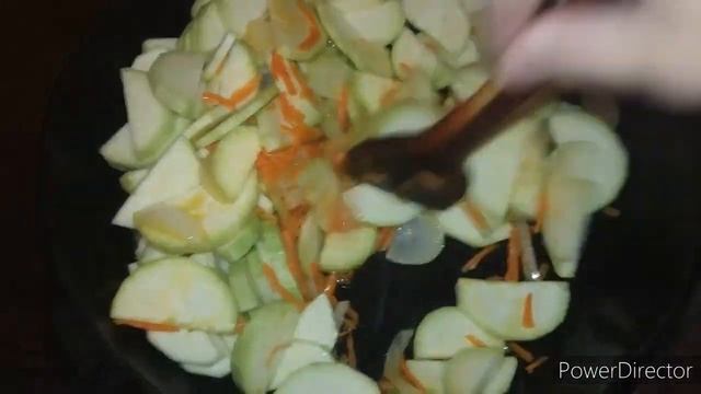 Готовим кабачки в сметанном соусе??? смотреть онлайн