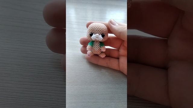 процесс создания амигуруми зайчик в костюме динозавра из бисера ?