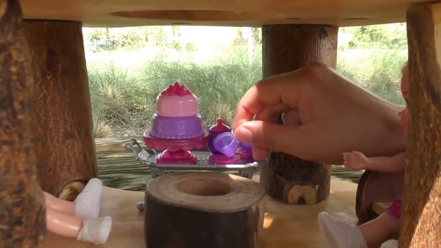 Tree house ! Elsa and Anna toddlers - hoverboard - bubble train - park - playground смотреть онлайн