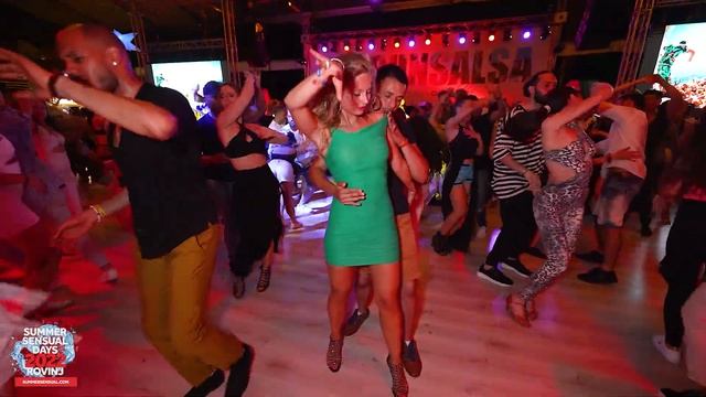 Etienne Lamare & Bachata Motion Dance Company - social dancing @ SSD 2022, Rovinj смотреть онлайн