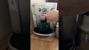 DELONGHI Magnifica ESAM 4000 B coffe aparat de cafea curatarea, Удаление накипи