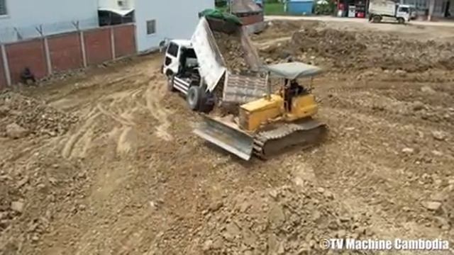 Best Operator Skills Processing Small Project Land Filling KOMATSU Bulldozer D21P Leveling Stone смотреть онлайн