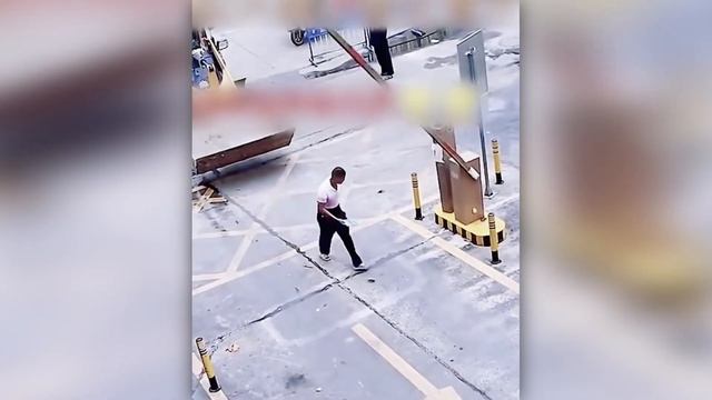 30 Удивительных Моментов, Снятых на Камеры Наблюдения! смотреть онлайн