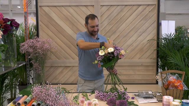 Мастер-класс Вадима Казанского. Идеи букетов на 1 сентября. Букет с хризантемой и гипсофилой.