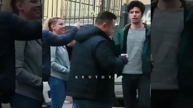 Дарит цветы незнакомкам Gives flowers to strangers смотреть онлайн