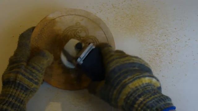 Реставрация декоративной деревянной тарелки. Удаление старого слоя.