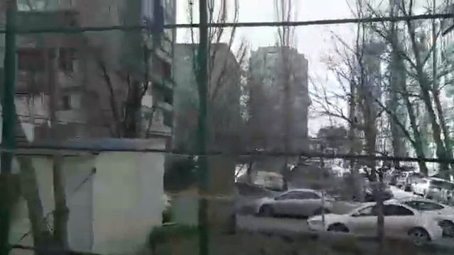 Закатали в асфальт! Вместо безопасного тартанового покрытия детскую площадку в Ростове-на-Дону смотреть онлайн