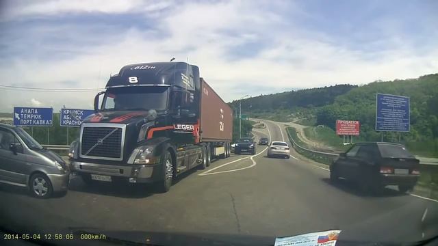 Тормоза у фуры спасли девушку смотреть онлайн