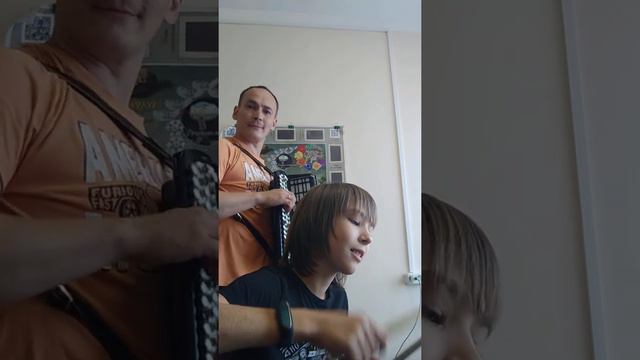 Баянист и барабанщик зажигают - Легендарный Чёрный бумер (кавер) смотреть онлайн