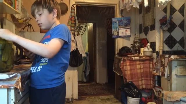 Обзор на огурцы в банке | открываю огурцы | Radik смотреть онлайн