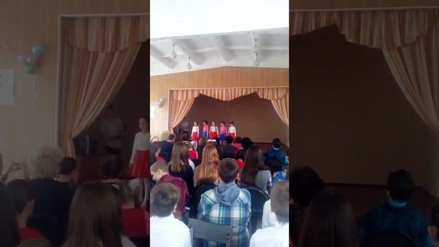 Танец в школе на 8 Марта ! смотреть онлайн