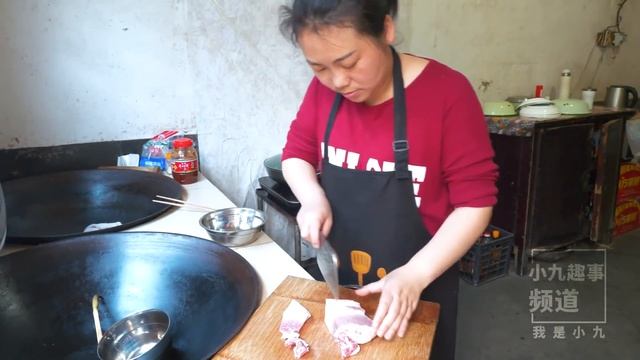 牛骨頭煮笋湯，家人都嫌弃沒肉不要買，但啃的好香 | Beef Bones Boiled Bamboo Shoot Soup, Was Rejected No Meat