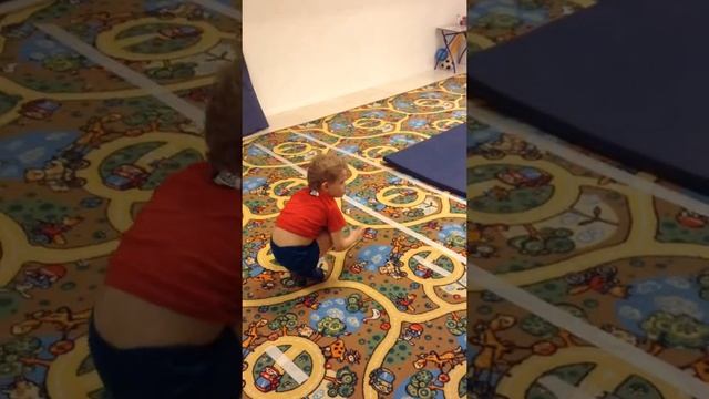Как дошкольники учатся ходить на руках) "KiD-FiT" смотреть онлайн
