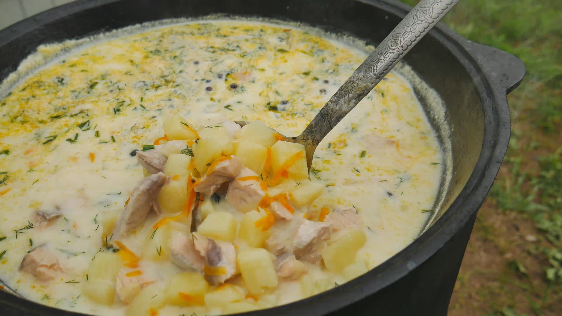 Уха из красной рыбы. Финский суп в казане на костре. смотреть онлайн