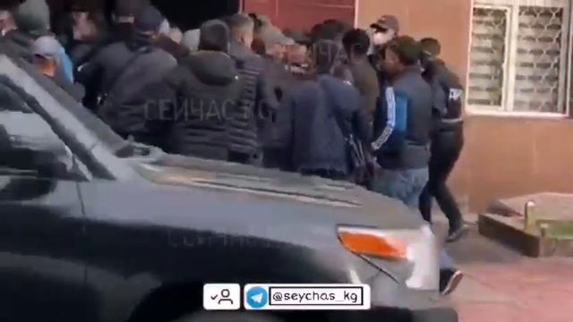 Садыр Жапаров, несмотря на оцепление дружинников, зашел в Дом правительства смотреть онлайн