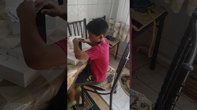 Распаковка нового телефона который Тамирлан купил на подаренные деньги