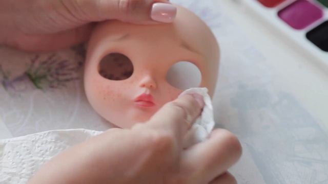 Как нарисовать веснушки кукле Blythe. Реалистичные веснушки для любой куклы. смотреть онлайн