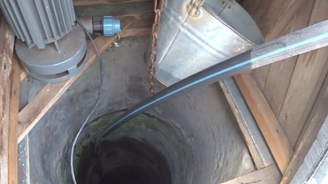 НАШЕЛ СТАРЫЙ НАСОС в ПОДВАЛЕ на ДАЧЕ, БЫЛ в ШОКЕ КОГДА Он КАЧНУЛ с Колодца Воду! смотреть онлайн