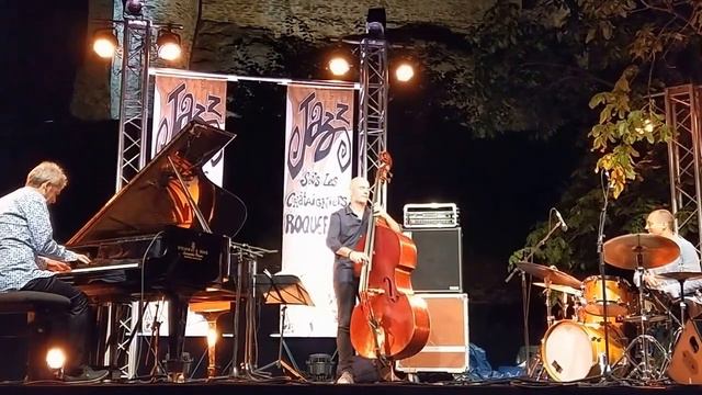 Laurent De Wilde 'NEW MONK TRIO': "Round Midnight" @ Jazz sous les Chataigniers Roquefère 2017 смотреть онлайн