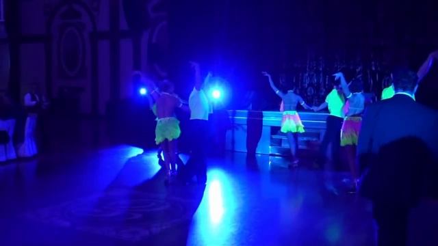 Бал-шоу Шарм М и С Лавриковы-танец Ча-Ча-Ча (Коросон).mp4 смотреть онлайн