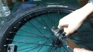 Обслуживание вело втулки на насыпных шариковых подшипниках .