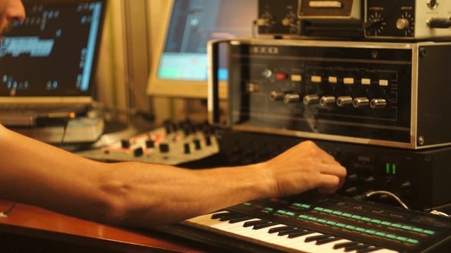 Yamaha dx100 и FM синтез. Трепология звука, глава 16 смотреть онлайн