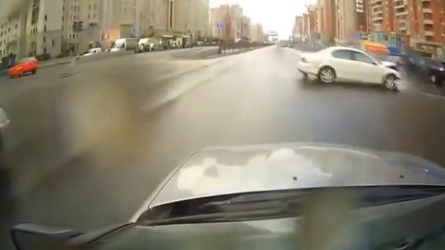Обгон справа, удар. смотреть онлайн