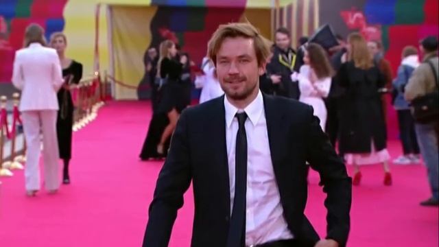 Александр Петров рухнул на красной дорожке перед журналистами смотреть онлайн