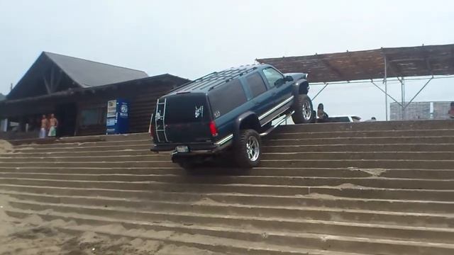 1995y K2500 SUBURBAN 454Big Block Climbed the stairs. смотреть онлайн
