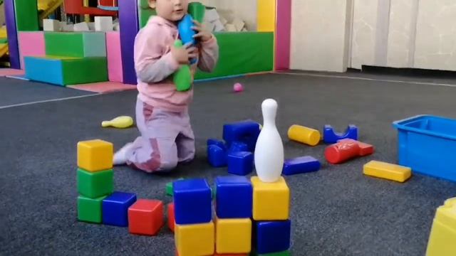 Девочкам стало Скучно и они решили поехать в Игровой Клуб. Амира и Айза Весело проводят Время смотреть онлайн