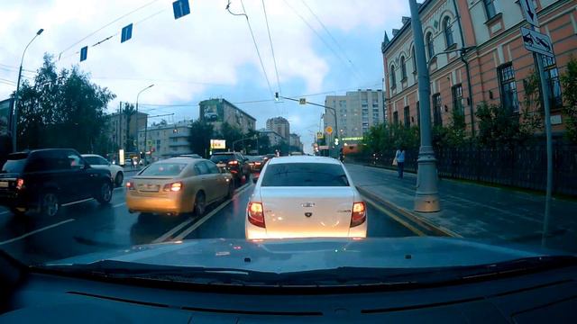 Onboard timelapse 20180719: под дождями через пробки пробираемся в центр Москвы смотреть онлайн