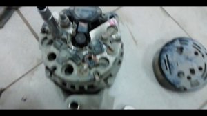 ваз 2115 скачет напряжение, тускло горит лампа аккумулятора.