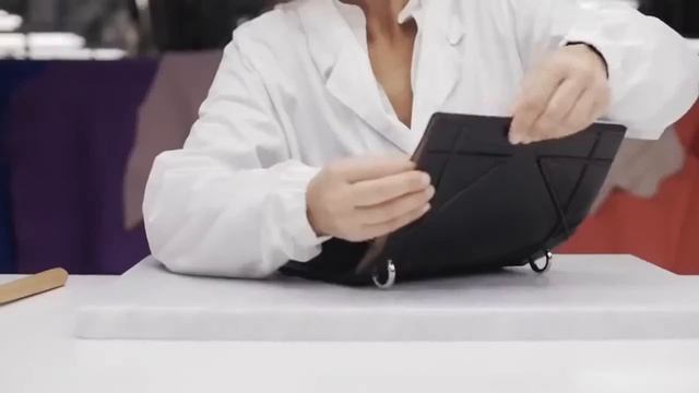 Как делают знаменитые сумки: ручная работа смотреть онлайн