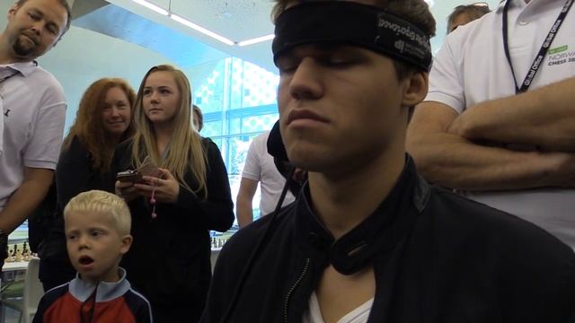 Magnus Carlsen plays Mindball game (Eng.subs) смотреть онлайн