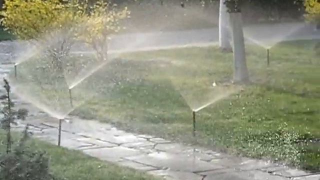 автоматический полив в работе (HUNTER) смотреть онлайн