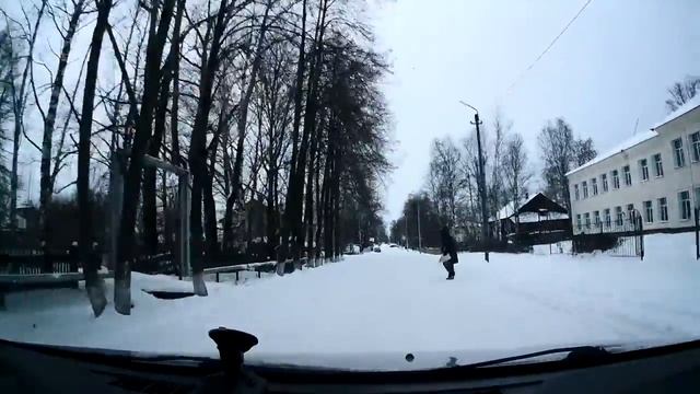 г.Зуевка, ул. Свердлова, пешеходы не смотрят по сторонам. смотреть онлайн