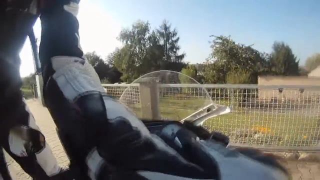 Yamaha YZF-R125 Hornisse fliegt in Lederkombi KRASS! смотреть онлайн