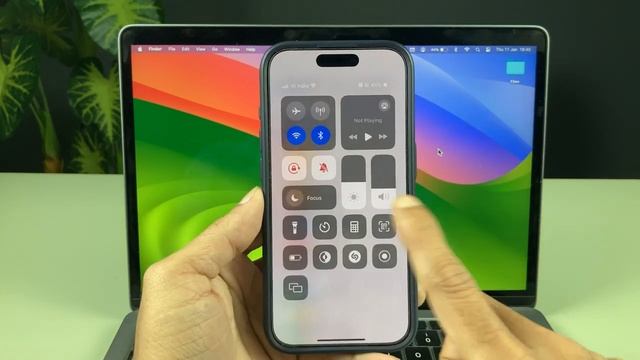 Mirror iPhone Screen to MacBook - iPhone to Mac Screen Sharing смотреть онлайн