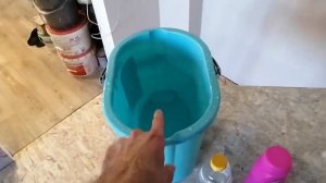 Отмываем клей с обоев.