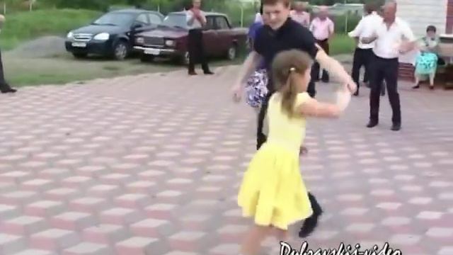 Полька для Софии. Заводная девчушка всех перетанцевала. смотреть онлайн