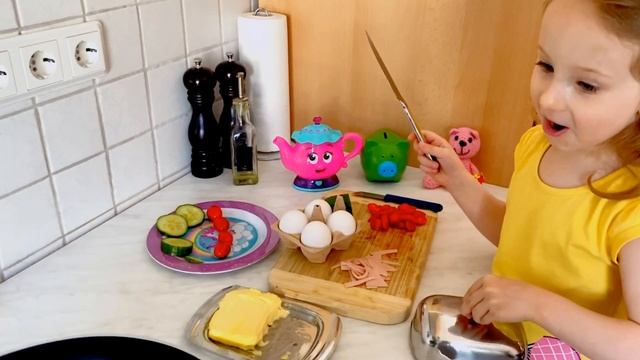 Миа готовит Яичницу. Mia is cooking scrambled eggs смотреть онлайн