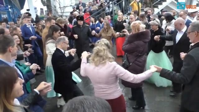 Первый пассажирский поезд в Крыму спустя 5 лет | Комментарии иностранцев смотреть онлайн