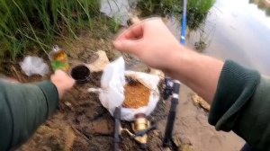 Все рыбаки насаживают опарыша на крючок неправильно! Показываю как это правильно делать!