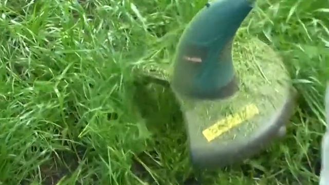 Первый покос травы. Косим газонную траву триммером смотреть онлайн