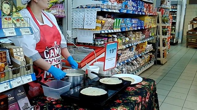 Блины пекут на праздник Масленицу смотреть онлайн