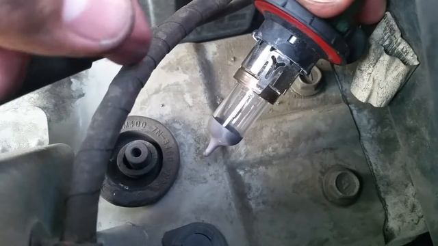 How to change a headlight bulb on a Nissan NV200 смотреть онлайн