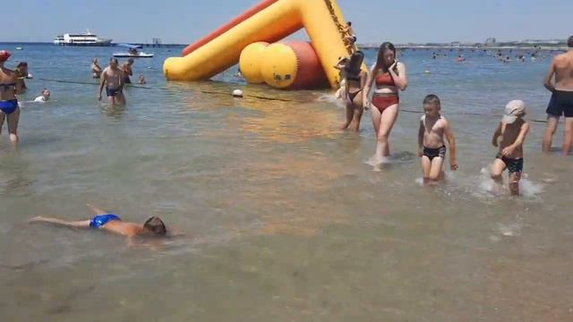 #Анапа самый жаркий день/море чистое без тины, толпы людей на пляже смотреть онлайн