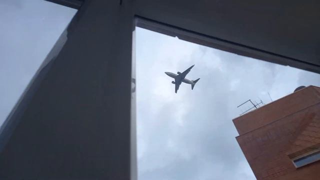 Boeing 737-524 UTair Уфа-Омск садится утром над центром города Омска. смотреть онлайн