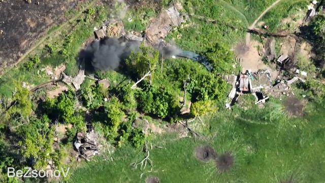 Артиллерия армии ДНР уничтожает позиции ВСУ в Марьинке.mp4 смотреть онлайн