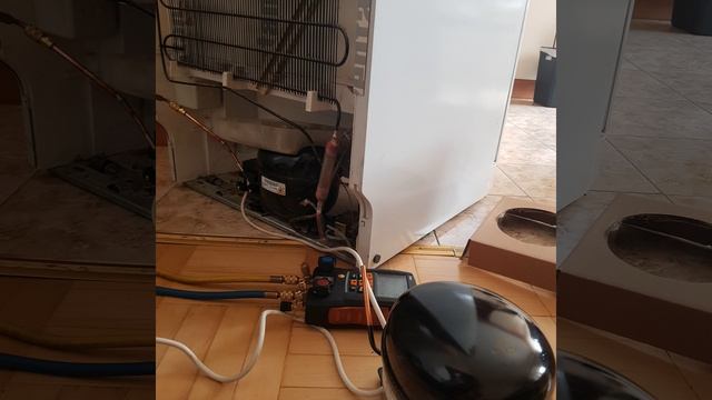 Ремонт холодильника Siemens KGS32F. Замена компрессора. смотреть онлайн